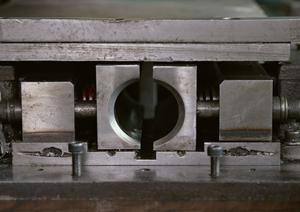 2台の車が収納できる家庭用の立体駐車場